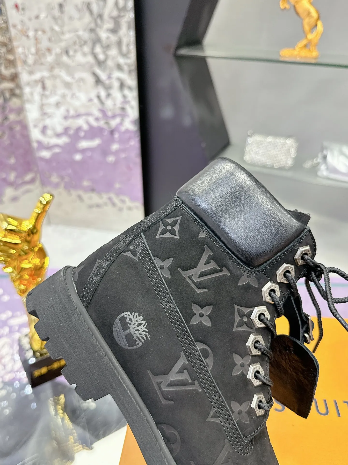 Factory price: 760💰 (Couple model) LV x Timberland Timberland joint model Presbyopia Rhubarb boots Ankle boots Short boots LV x Timberland ankle boots are made of Monogram embossed waterproof nubuck cow leather, relying on the brand's exquisite craftsmanship to carefully reshape the classic Timberland 6-inch boot shape in Italy, making an eye-catching appearance with American workwear style Men's men's shoes 💰Monogram created by harrell Williams The embossed tongue, original Timberland laces and outsole are exquisite details, and the leather label expresses the cooperation logo. Exquisite packaging at the delivery counter🛍📦 ▪️Material: Original custom imported first-layer cowhide ▪️Inner lining: Original custom leather lining ▪️Outsole: Original open-molded anti-slip rubber material ▪️Sole thickness: 3.5CM ▪️Size: Women's 35-40 ▪️Size: Men's size 39-44, customized 45, 46